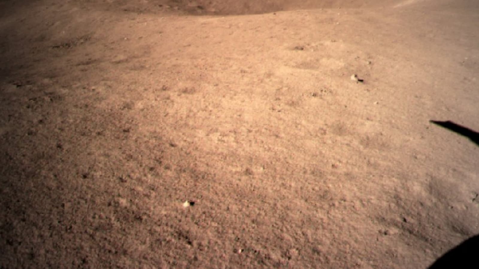 Впервые в истории космический аппарат приземлился на обратной стороне Луны