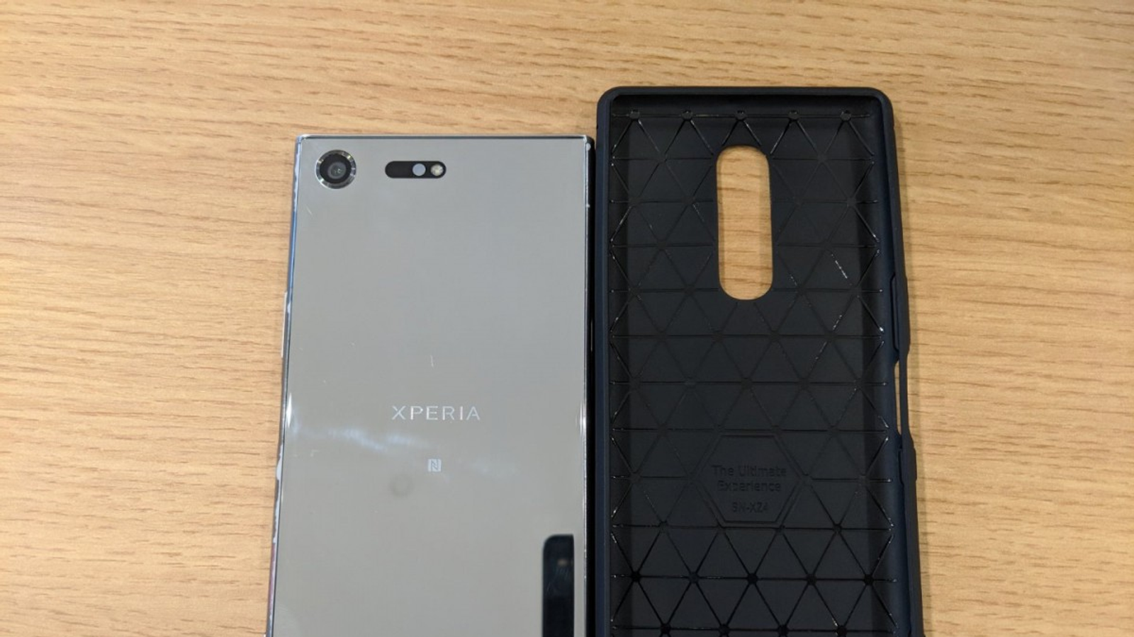 Чехол для вытянутого флагмана Sony Xperia XZ4 примерили на Xperia XZ Premium