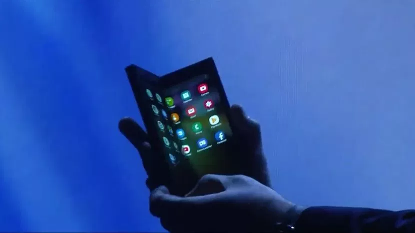 Скорый выход сгибающегося смартфона Samsung Galaxy Fold подтвержден китайским регулятором Скорый выход сгибающегося смартфона Samsung Galaxy Fold подтвержден китайским регулятором