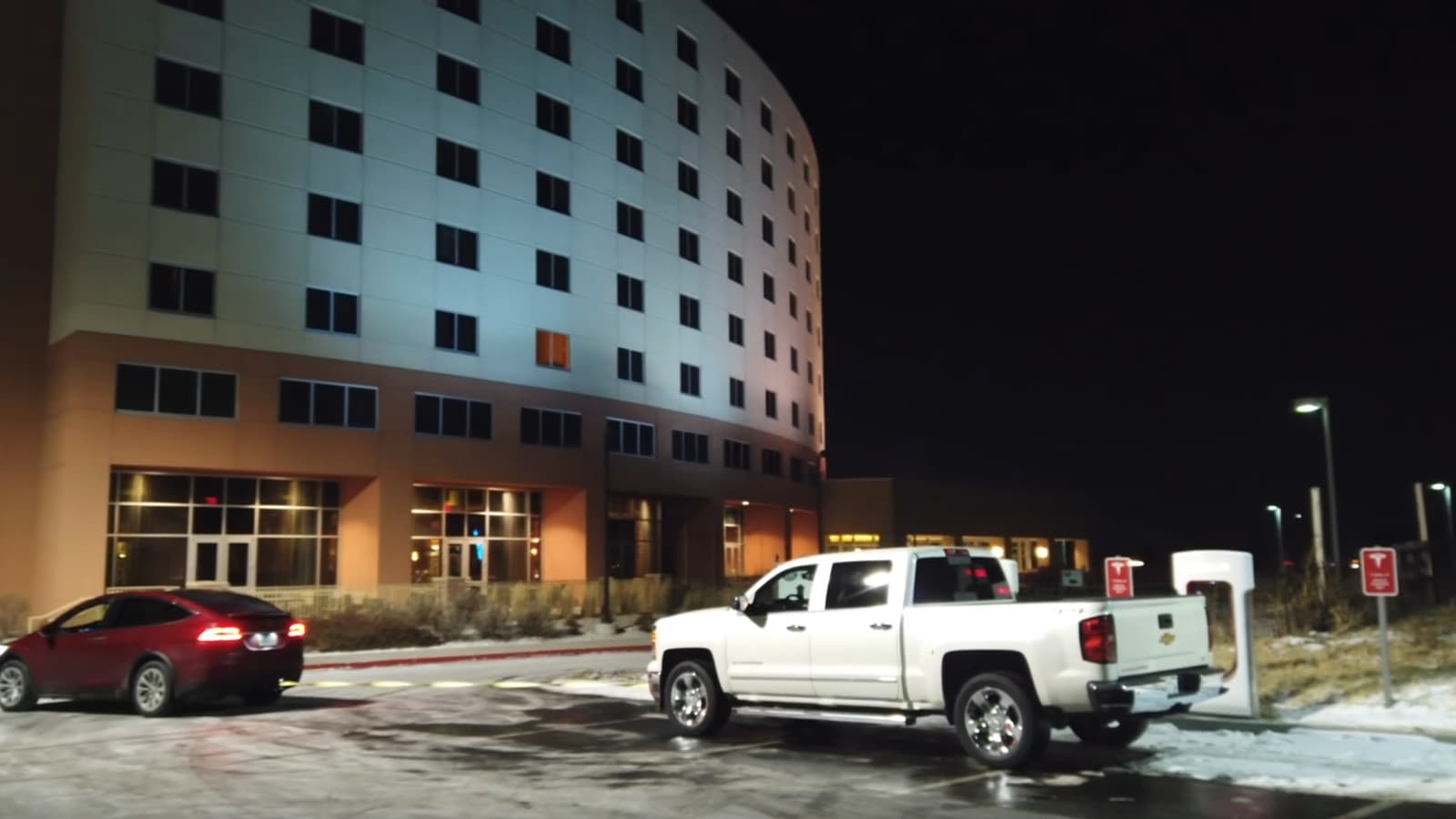 Владелец автомобиля Tesla Model X показал, как бороться с блокировкой зарядных станций пикапами, попросту отбуксировав грузовик в сторону