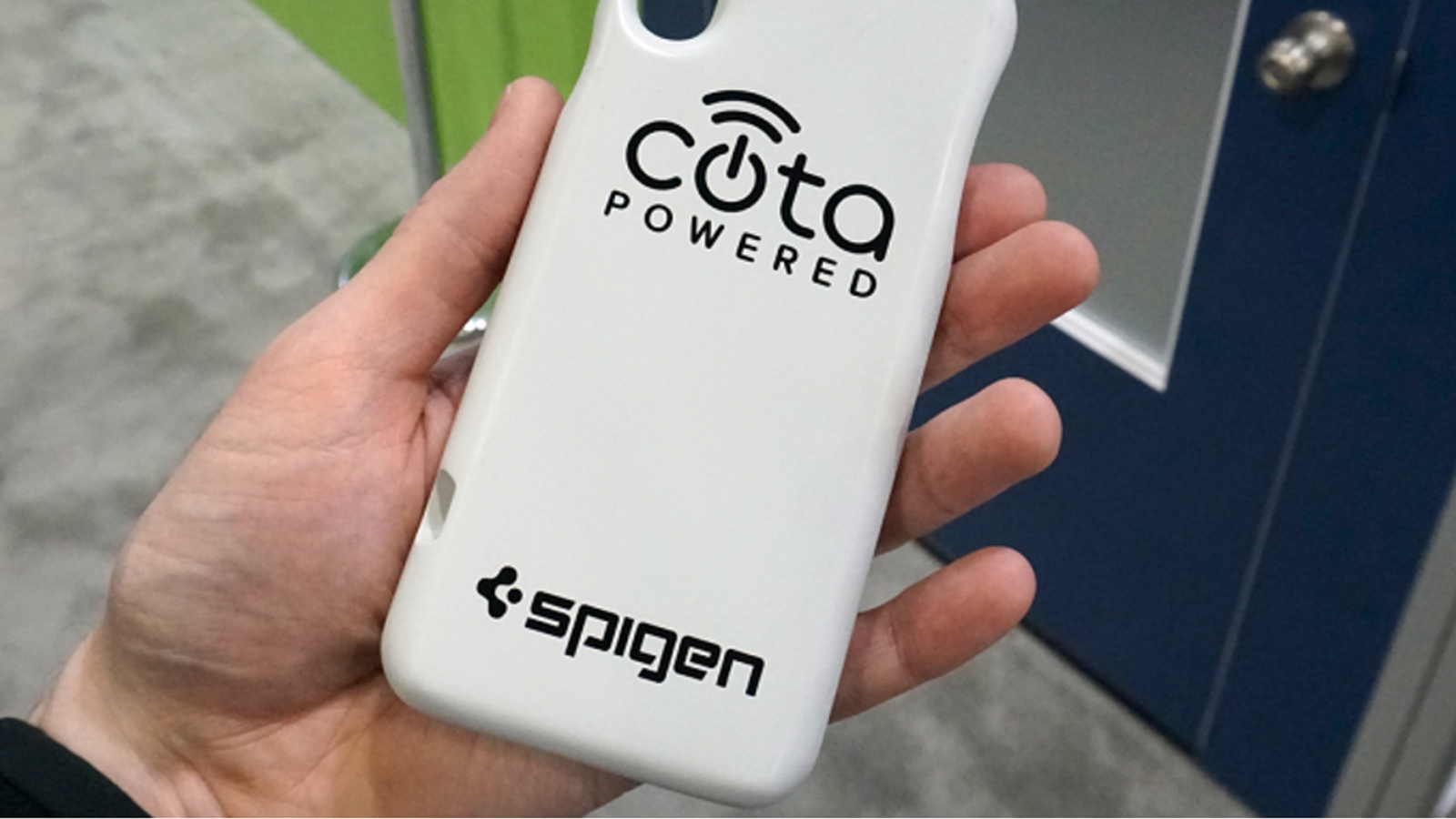 Spigen показала чехол-аккумулятор для смартфонов, который заряжается на расстоянии нескольких метров от источника питания Spigen показала чехол-аккумулятор для смартфонов, который заряжается на расстоянии нескольких метров от источника питания
