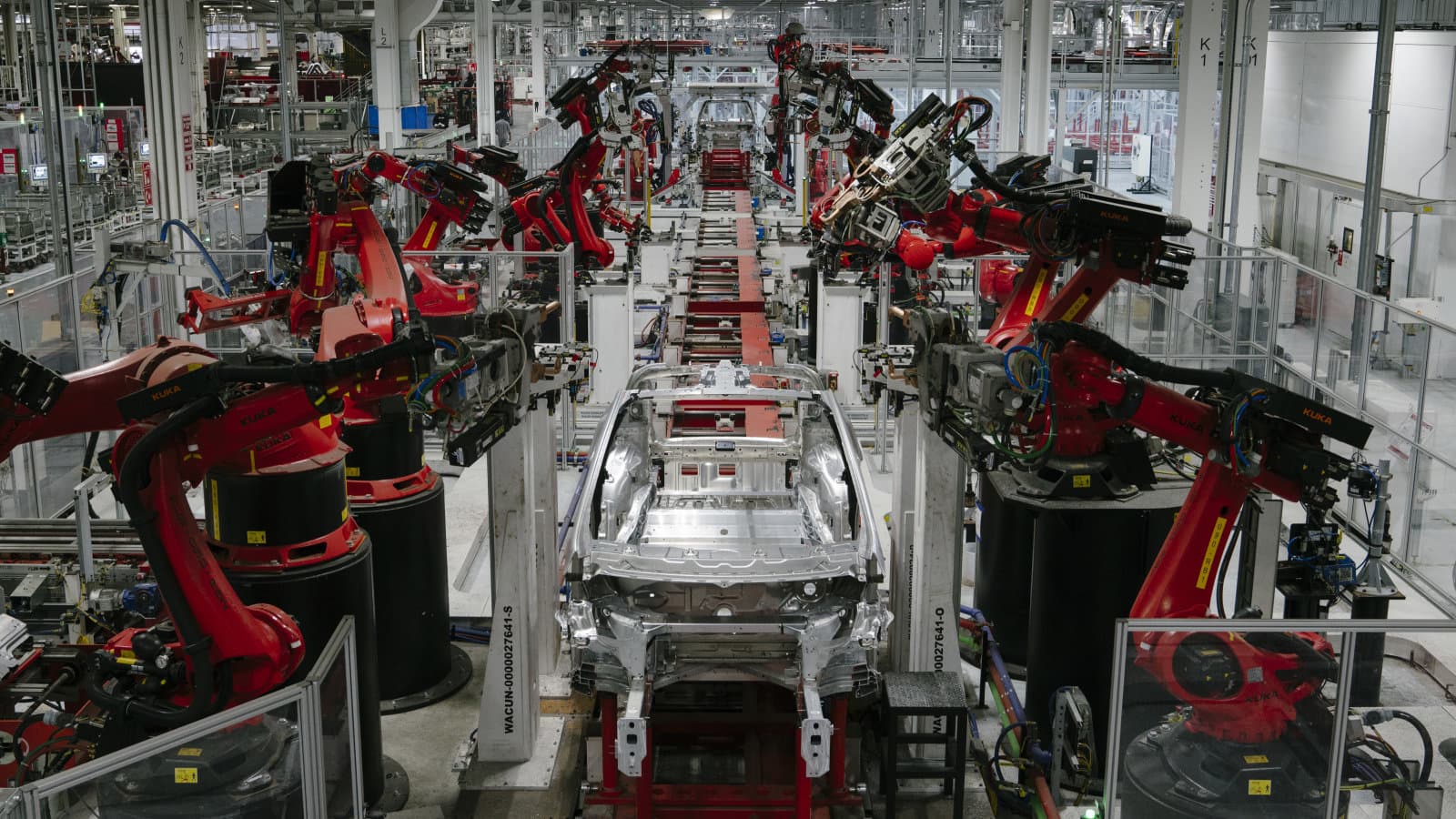 Tesla увольняет 7% постоянных сотрудников