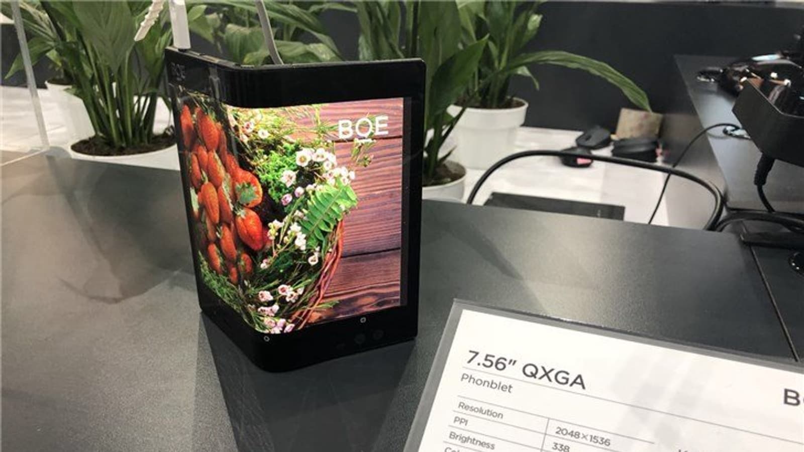 BOE показала гибкий дисплей диагональю 7,56 дюйма, который может использоваться в складном смартфоне Huawei