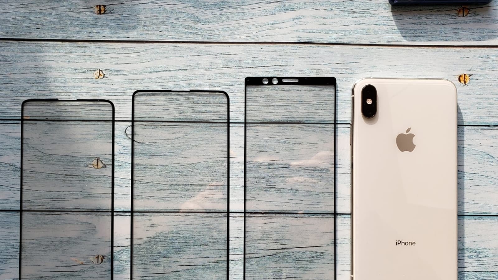 Передняя панель смартфона Sony Xperia XZ4 с экраном 21:9 позирует на фото рядом с iPhone XS Max