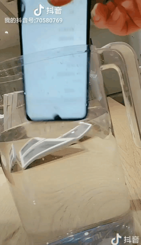 Видео дня: Xiaomi Redmi Note 7 опустили в кувшин с водой…