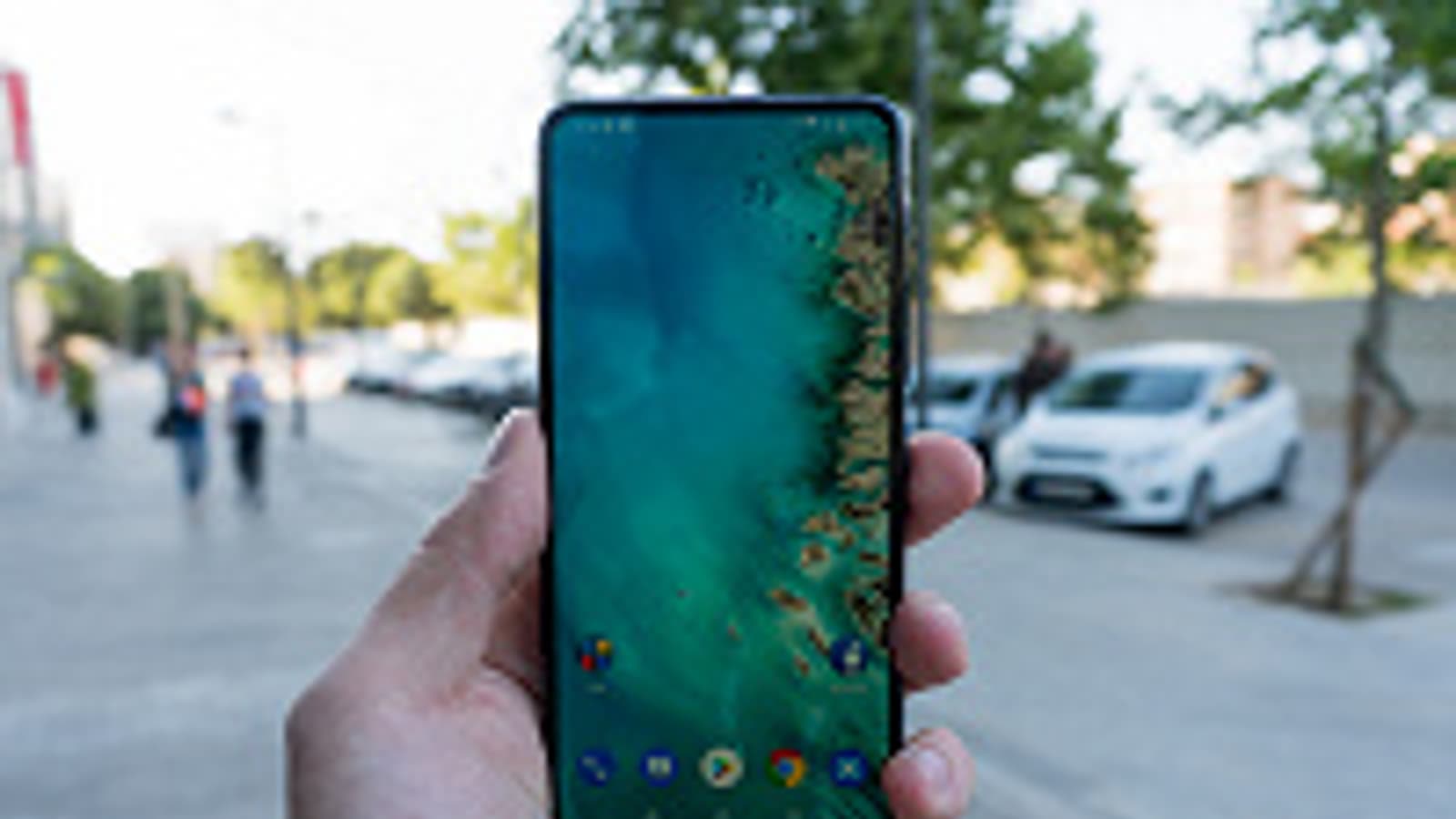 У Xiaomi есть уникальный сгибающийся смартфон с камерой-перевертышем