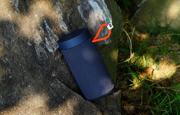 Защищенная колонка Xiaomi на природе