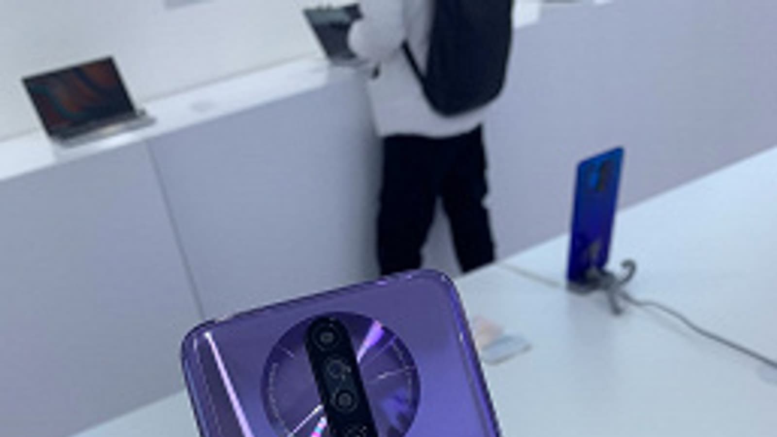 Рекордно дешевый 5G-смартфон Redmi K30 позирует на живых фото сразу после анонса