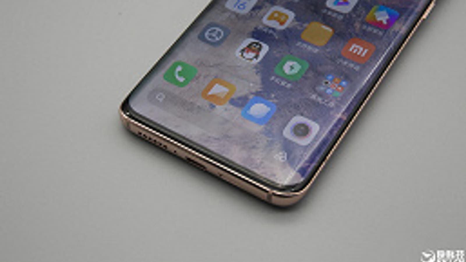 Xiaomi Mi 10 Pro в жемчужно-белом цвете впервые позирует в высоком разрешении 