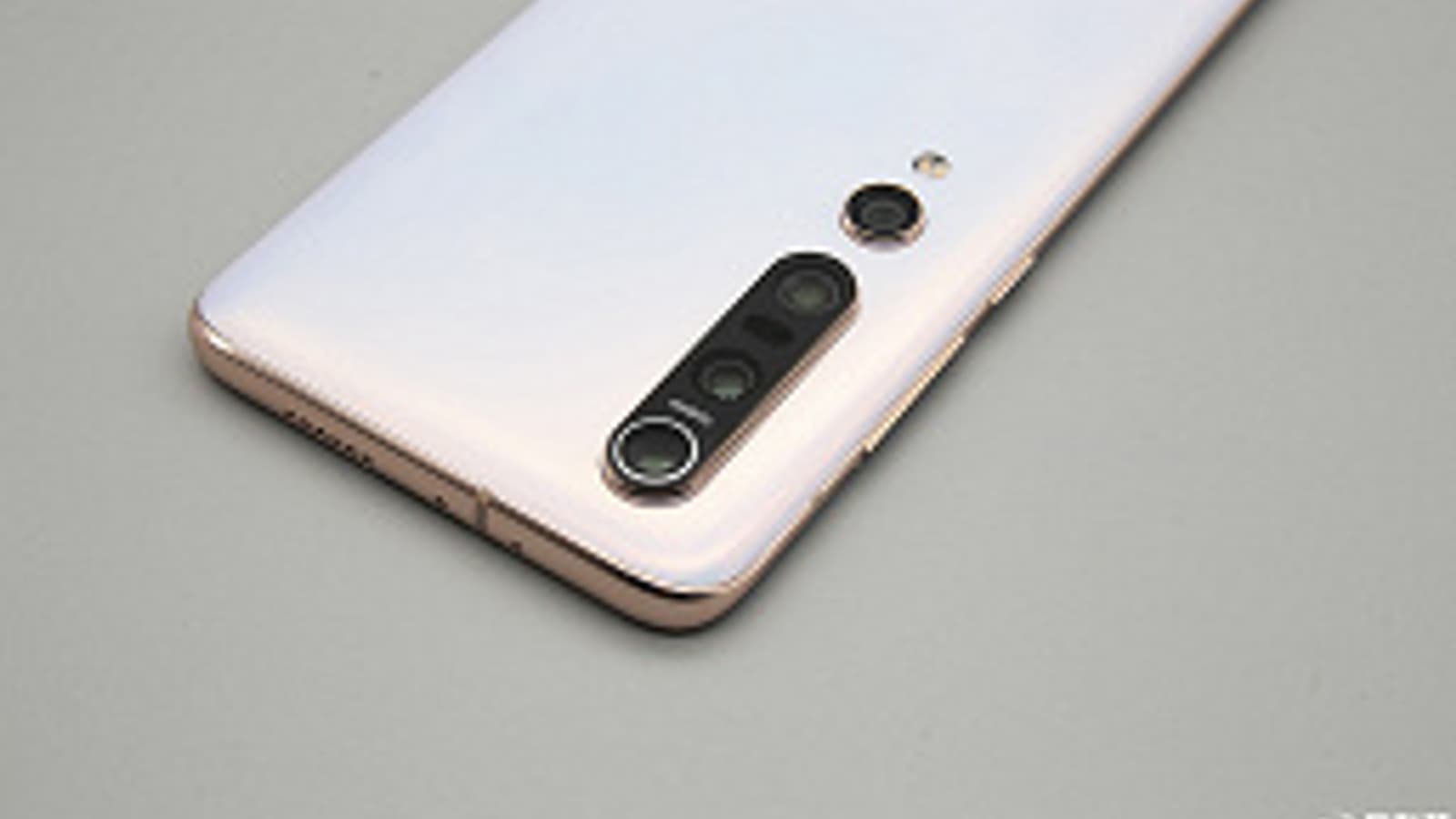 Xiaomi Mi 10 Pro в жемчужно-белом цвете впервые позирует в высоком разрешении 