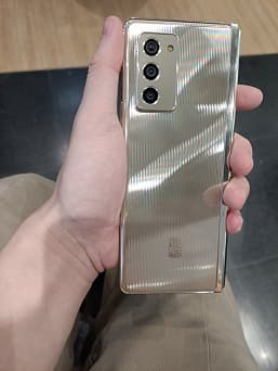 Samsung готовит что-то странное. Samsung W21 должен быть копией Galaxy Z Fold2, но он почему-то ощутимо крупнее