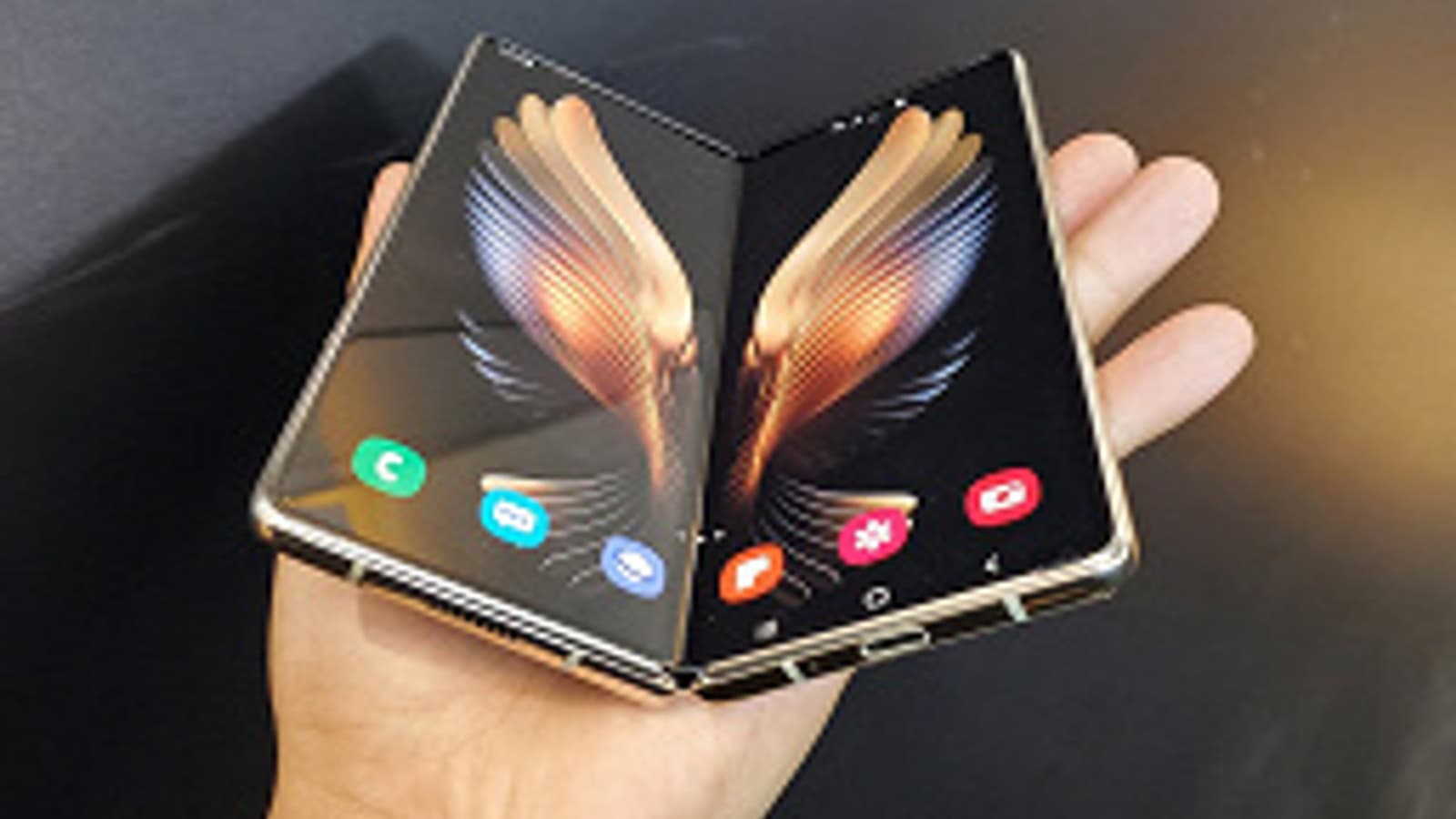 Samsung готовит что-то странное. Samsung W21 должен быть копией Galaxy Z Fold2, но он почему-то ощутимо крупнее