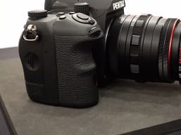 Фотогалерея дня: на новых снимках видны даже потаенные уголки камеры Pentax K-3 III