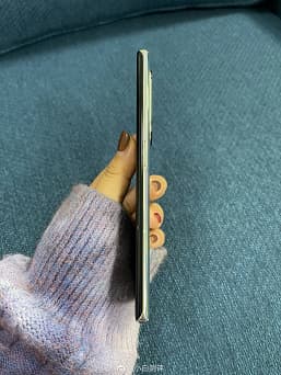 Экран-водопад, камера-пилюля и тыльная панель, переливающаяся всеми цветами радуги. Huawei nova 8 Pro позирует на больших живых фото