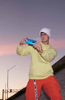 OnePlus 8 Pro в разных цветах на качественных фото