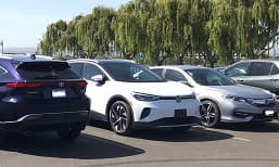 Будущий хит Volkswagen — электрический кроссовер ID.4 — запечатлели на живьём на парковке 