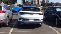 Будущий хит Volkswagen — электрический кроссовер ID.4 — запечатлели на живьём на парковке 