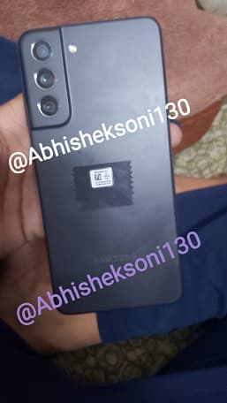 Работающий Samsung Galaxy S21 FE впервые показали вживую. Он получил пластиковую крышку и «потрясающую камеру»