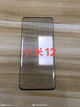 Первые живые фото Xiaomi 12: смартфон заметили в руках пользователя в метро