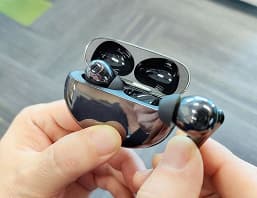 Активное шумоподавление, динамики Dynaudio, LHDC 4.0 и беспроводная зарядка. Лучшие беспроводные наушники Oppo Enco X2 показали на живых фото