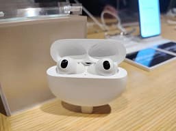 Активное шумоподавление, динамики Dynaudio, LHDC 4.0 и беспроводная зарядка. Лучшие беспроводные наушники Oppo Enco X2 показали на живых фото