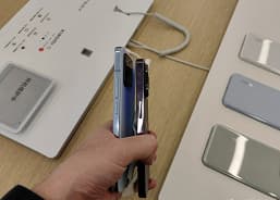 Живые фото Xiaomi 13 после премьеры и сравнение с iPhone 14 Pro