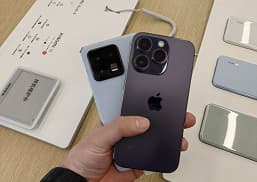 Живые фото Xiaomi 13 после премьеры и сравнение с iPhone 14 Pro