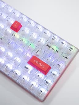 Так выглядит первая клавиатура OnePlus с механическими переключателями. Ее можно использовать вместо новогодней гирлянды