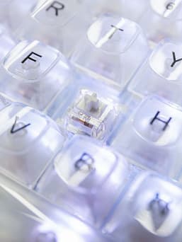 Так выглядит первая клавиатура OnePlus с механическими переключателями. Ее можно использовать вместо новогодней гирлянды