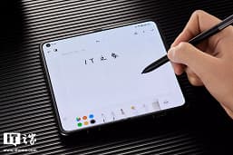 Смартфон на Snapdragon 8+ Gen 1 с экраном 7,1 дюйма, который легче, тоньше и дешевле iPhone 14 Pro Max. Живые фото Oppo Find N2