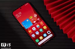 У Xiaomi появился свой Product Red. Живые фото Xiaomi 13 в цвете «огненный красный»