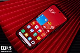 У Xiaomi появился свой Product Red. Живые фото Xiaomi 13 в цвете «огненный красный»