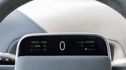 449 л.с., пробег 1315 км на полном баке, разгон до 100 км/ч за 5,3 с, 2 кВт звука, 6 мест и 5,2 метра дины. В Китае представлен кроссовер Li Auto L9, и он уже вызвал небывалый ажиотаж