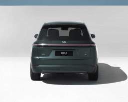 449 л.с., пробег 1315 км на полном баке, разгон до 100 км/ч за 5,3 с, 2 кВт звука, 6 мест и 5,2 метра дины. В Китае представлен кроссовер Li Auto L9, и он уже вызвал небывалый ажиотаж