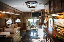 В США представили автодом за 425 000 долларов с гаражом на два автомобиля