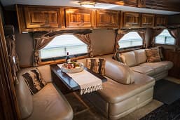 В США представили автодом за 425 000 долларов с гаражом на два автомобиля