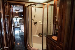 В США представили автодом за 425 000 долларов с гаражом на два автомобиля