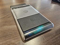 Легендарные слайдеры Motorola RIZR возвращаются? На MWC 2023 показали новый концептуальный RIZR с выдвижным экраном