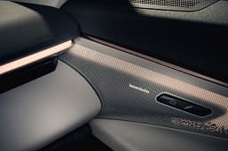 Первый кроссовер Geely с интерфейсом Meizu Flyme Auto, акустикой Harman Kardon и 92-дюймовым проекционным экраном. Представлен Lynk & Co 08