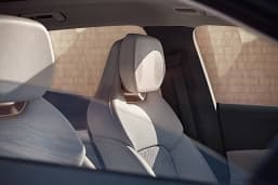 Первый кроссовер Geely с интерфейсом Meizu Flyme Auto, акустикой Harman Kardon и 92-дюймовым проекционным экраном. Представлен Lynk & Co 08