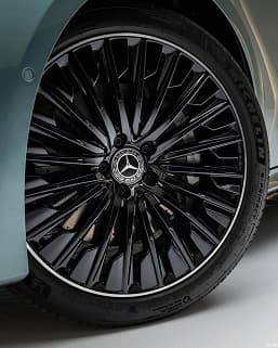 Это новый Mercedes-Benz E-класса. Бизнес-седан, который мог бы производиться в России, впервые показали целиком и полностью