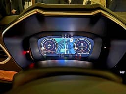 Живые фото серийной Lasa Vesta NG в топ-версии «Техно». Новинку показали на дилерской презентации