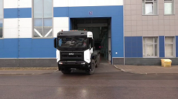 Гражданский тягач 6x6 БАЗ-S36A11 крупным планом. Подробности и фото отечественного грузовика, который будут выпускать вместо Toyota Camry и RAV4