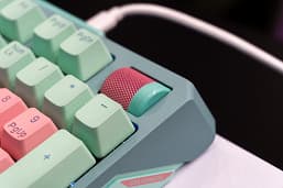 Cooler Master — геймерам: мышь MM712 Pro и клавиатура MK770 Hybrid. Мышь лёгкая, клавиатура — красивая (в двух вариантах цветов)