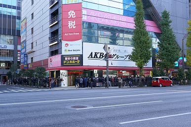 Intel и не снился такой успех. Более сотни человек выстроились в очередях за новыми CPU AMD Intel и не снился такой успех. Более сотни человек выстроились в очередях за новыми CPU AMD