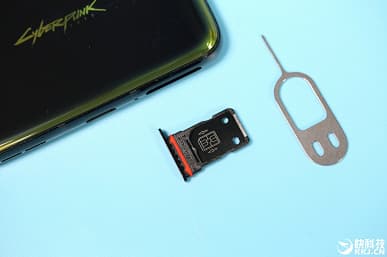 Распаковка и содержимое OnePlus 8T Cyberpunk 2077 Limited Edition