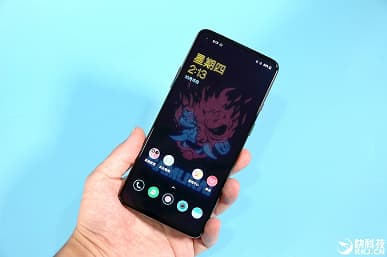 Распаковка и содержимое OnePlus 8T Cyberpunk 2077 Limited Edition