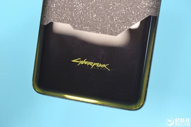 Распаковка и содержимое OnePlus 8T Cyberpunk 2077 Limited Edition