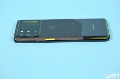 Распаковка и содержимое OnePlus 8T Cyberpunk 2077 Limited Edition