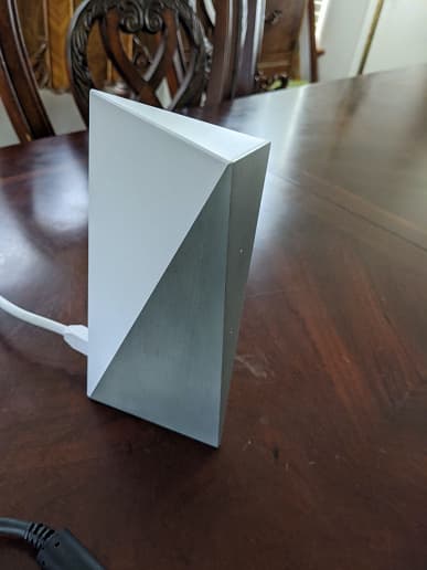 Так выглядит оборудование для космического интернета SpaceX Starlink. Даже в лесу скорость передачи данных очень хороша